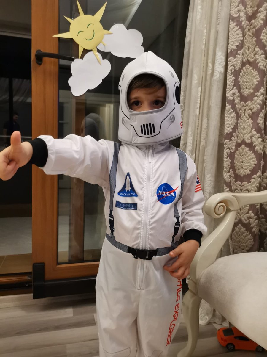 akersayin's tweet photo. @umutayildiz hocam astronot olacağım kıyafet isterim dedi. 3 yaşında bir personele ihtiyaç var mı oralarda? https://t.co/YuiNIoNrdv