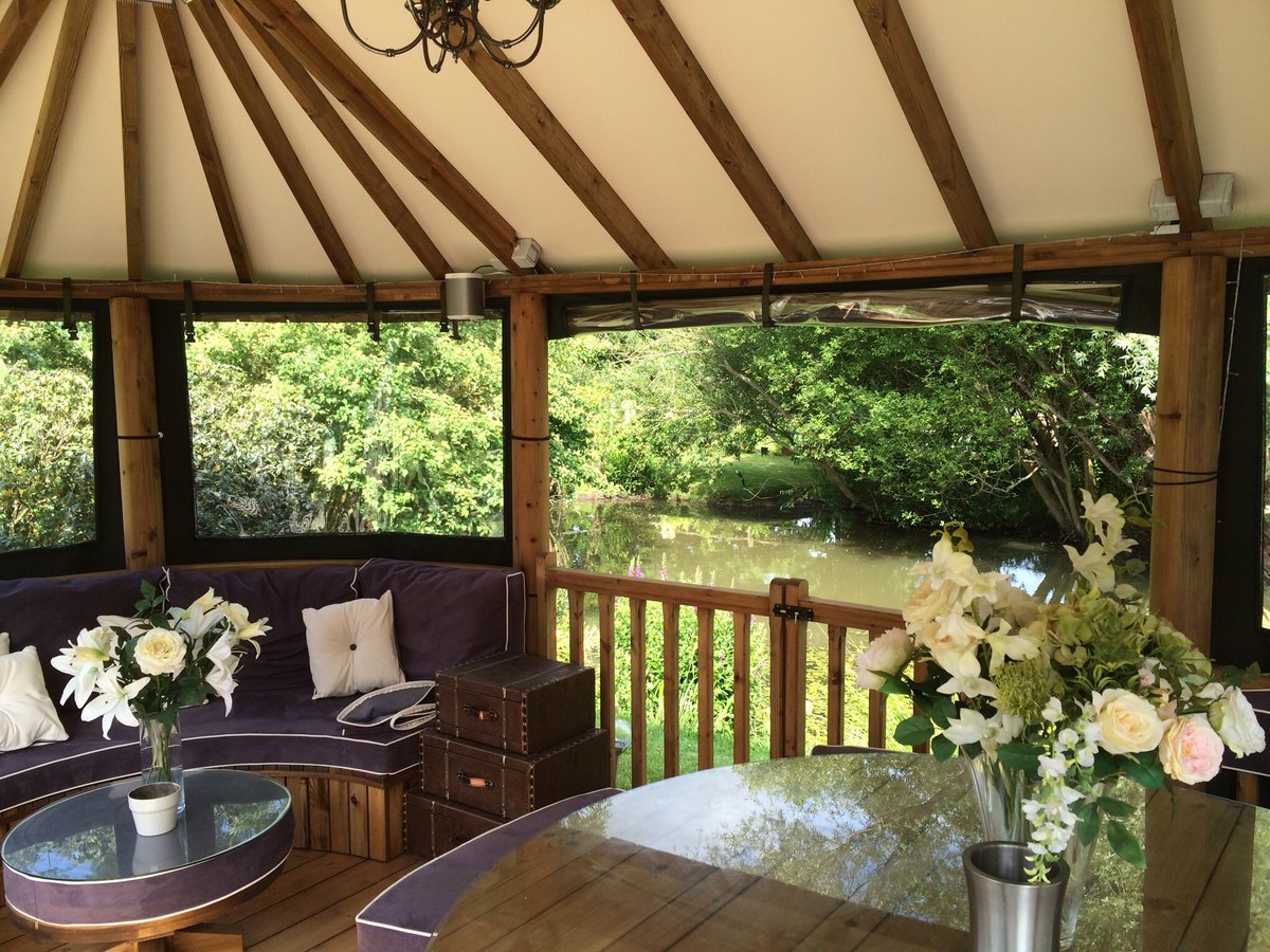 BreezeHouseUK's tweet photo. 2020 is the year we'll be #holidayingathome so why not make it a destination to be proud of?!🤩 This Oval Breeze House is a bespoke design with opening gates giving access to the body of water behind👐 The ideal spot for breakfast #alfresco, lounging with a book &amp; #staycationing https://t.co/wppsWPOMyf