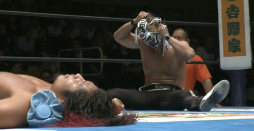 Despy takes the win after a hard fought battle, and then he takes to the mic "Hiromu don't say that you hate me, I've searched for you for so long,..., you said you know who I am so it's meaningless to hide my face"
