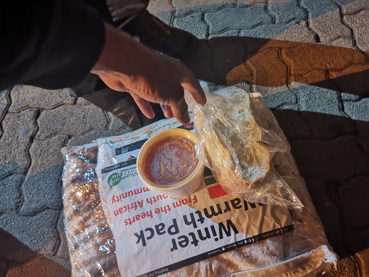 AMASADirectAid's tweet photo. We presented 100 hot meals and blankets to the homeless on the streets of Alberton, #Johannesburg.
#winter let us brink #Warmth to the volunrable among our society.
#COVID19 #humanity_matters https://t.co/tFV1312g1x