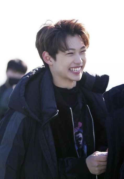 "i see felix barefaced with his freckles and his smile is so pretty it makes my day so much better"