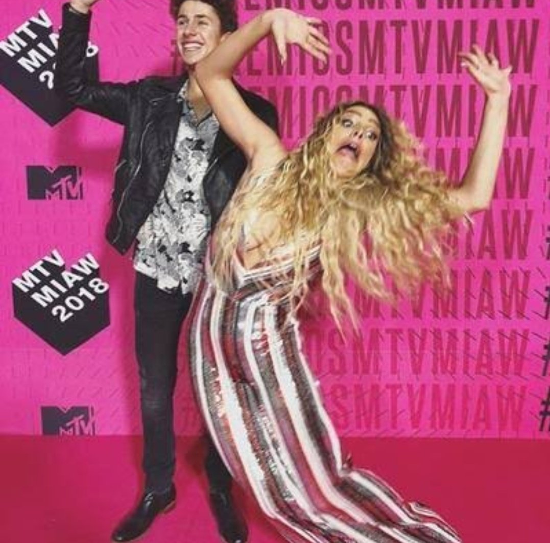 Diosini1's tweet photo. El team YouTube feliz por haber ganado // El team Spotify creyendo que iba a ganar.

STREAM AWARDS 2020 https://t.co/9rIrBvOSRN