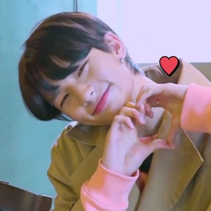"when hyunjin smiles, he's so pretty his smile is so genuine"
