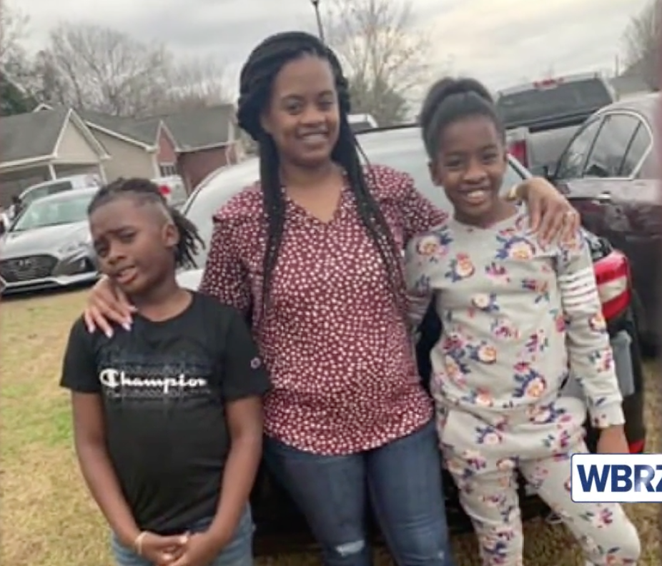 dead at 31Ajoraica Parker from Gonzales,  #Louisiana was 7 mo pregnant with her 3rd child, when she began having chest pain from  #COVID and prematurely delivered her baby on a ventilator. The baby survived, but Ajoraica didn't. https://www.wbrz.com/news/after-delivering-baby-gonzales-woman-dies-from-covid-19/