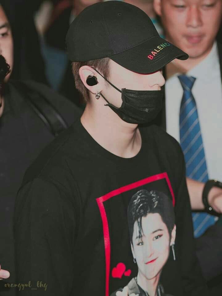 hangyul wearing a shirt with seungyoun face on it in the airport 