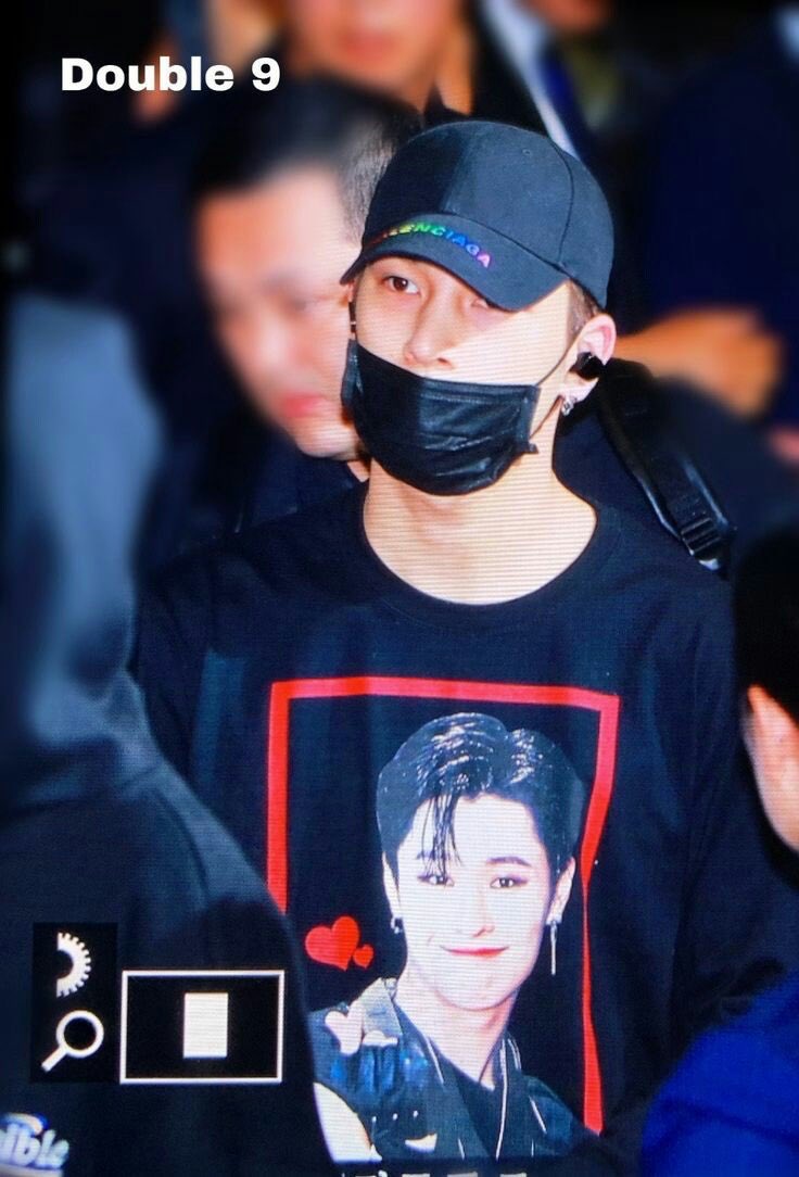 hangyul wearing a shirt with seungyoun face on it in the airport 