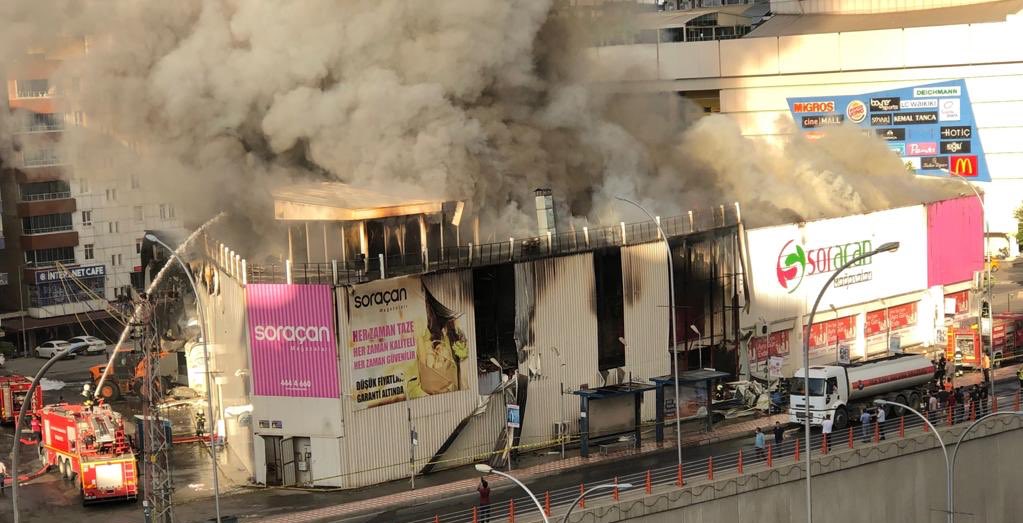 Batmanda yanan Soraçan avm için destek zamanı <a href="/RTErdogan/">Recep Tayyip Erdoğan</a> <a href="/tcbestepe/">T.C. Cumhurbaşkanlığı</a> <a href="/suleymansoylu/">Süleyman Soylu</a> <a href="/fahrettinaltun/">Fahrettin Altun</a> <a href="/Akparti/">AK Parti</a> <a href="/BeratAlbayrak/">Berat Albayrak</a> <a href="/BY/">Binali Yıldırım</a> <a href="/ihhinsaniyardim/">İHH</a>  <a href="/acunilicali/">Acun Ilıcalı</a> <a href="/batmanvaliligi/">Batman Valiliği</a>  <a href="/haluklevent/">Haluk Levent ( Ahbap Ekibi )</a> <a href="/turgayguler/">Turgay Güler</a>  <a href="/SavciSayan/">Savcı Sayan 🇹🇷</a>  <a href="/Ahaber/">A Haber</a>  #soracanadestekvakti