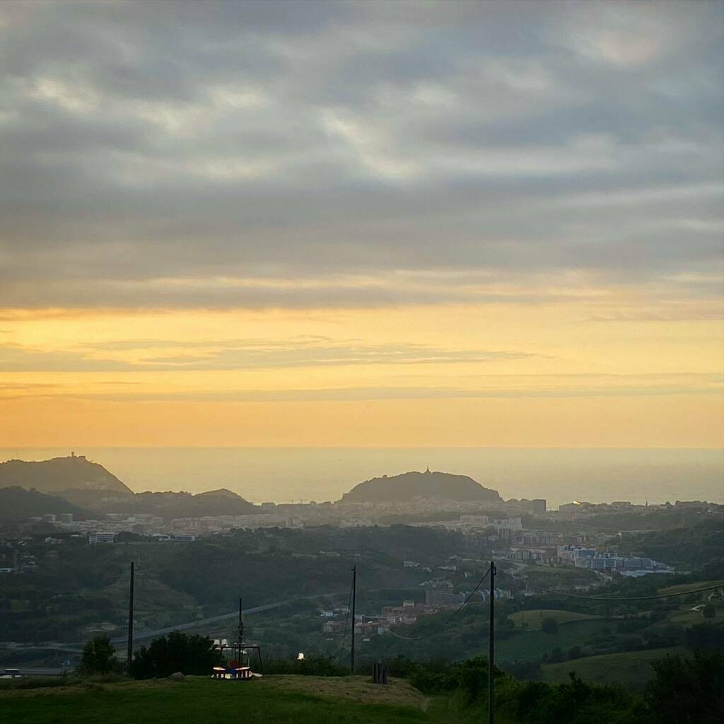 camperruteros's tweet photo. Con estas vistas de #donostia nos despedimos de #euskadi y del norte... toca volver a Madrid. Que pereza!
Aunque no se porque me da que voy a tardar poco en estar de nuevo por aquí 😝
.
.
#camperruteros #singletraveler #enfurgomolamas #vanlife #megust… https://t.co/FYB9abMUo6 https://t.co/CHAdYWqvPk
