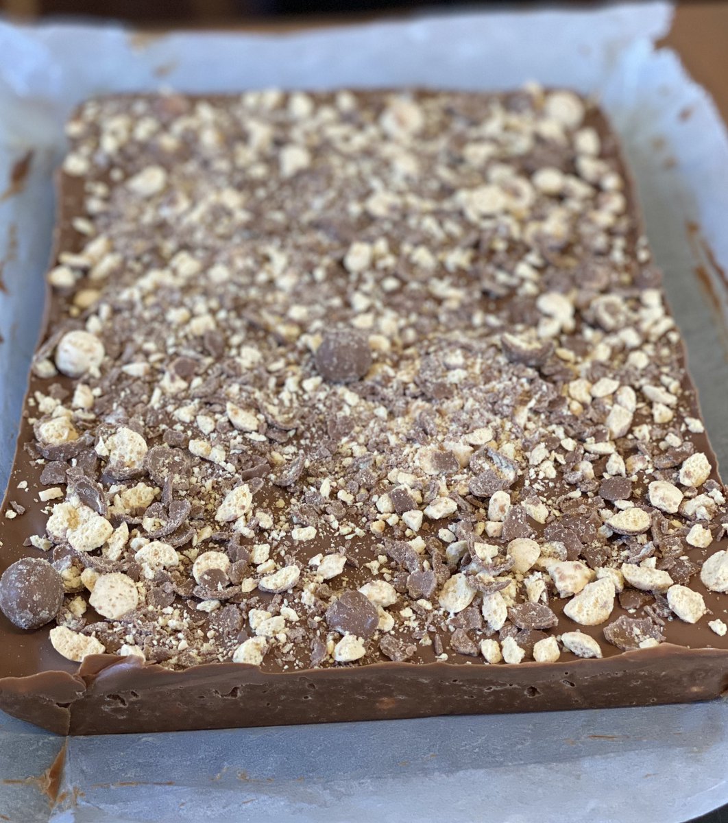ObloBar's tweet photo. Busy baking our bestselling traybakes ready to open on Wednesday...#maltesers #chocoholic #homemade #scottishbutter #callebautchocolate #traybakes #packedfull #twomoresleeps #excited #oblobareyemouth https://t.co/LrXpSnc3LX