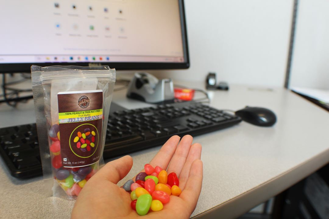 vermontnutfree's tweet photo. Sometimes you need a handful of jelly beans to get you through Monday... Do you keep a sugary snack on your desk at work?
#foodallergies #nutallergy #nutfree #allergy #peanutfree #treenutfree #foodallergy #monday #worksnack
 
Stock up on jelly beans, here: https://t.co/uushjJTMjo https://t.co/ofuZxQfee8