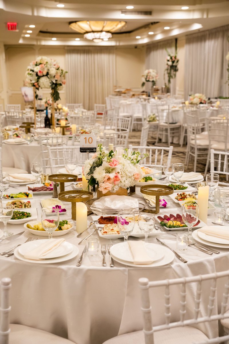 LABanquets's tweet image. Tables are set, let's get this #party started! 🎊#LABanquets
Photo by: @theIDoPhotography on Instagram