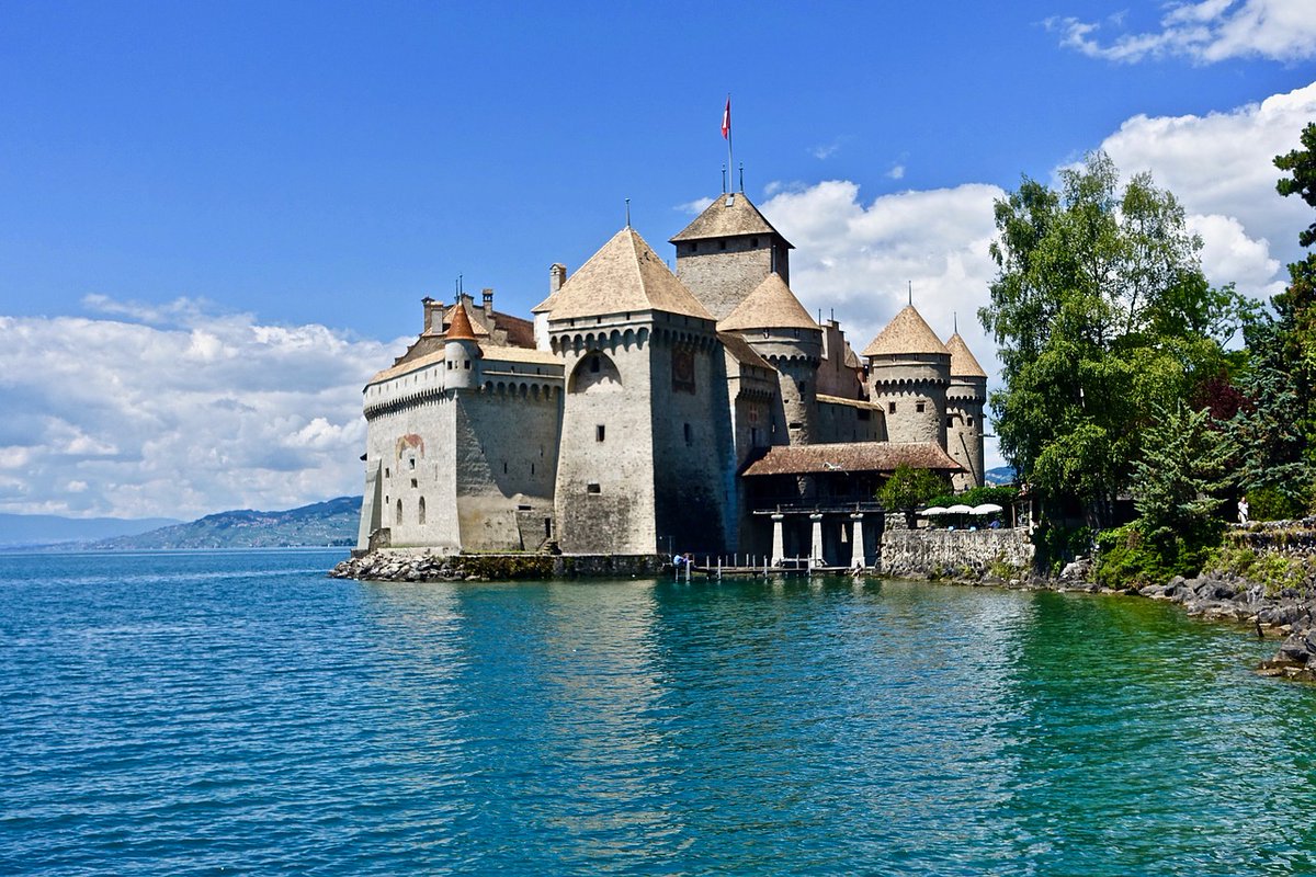 ¿Sabrías decir de qué país hablamos si contemplamos la majestuosa imagen de El Castillo de Chillon? En #Suiza 🇨🇭, entre Montreux y Veytaux, rodeado por el lago Leman.🏰Inspiró a Lord Byron en 1816 su famoso poema "El prisionero de Chillon". #volveraviajaressalud  #Politours