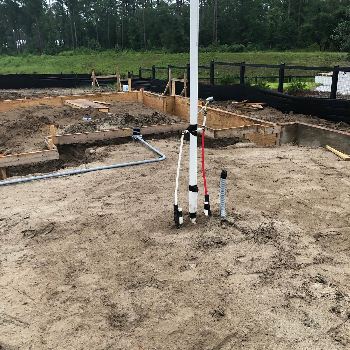 BestATLElectric's tweet photo. New project going up! We are excited to see how this custom home turns out ���🏻🏡 #palmettobluff #customhome #arcangelelectricalcontractors #southcarolina #blufftonsc @ Palmetto Bluff https://t.co/2rK76Ycghp