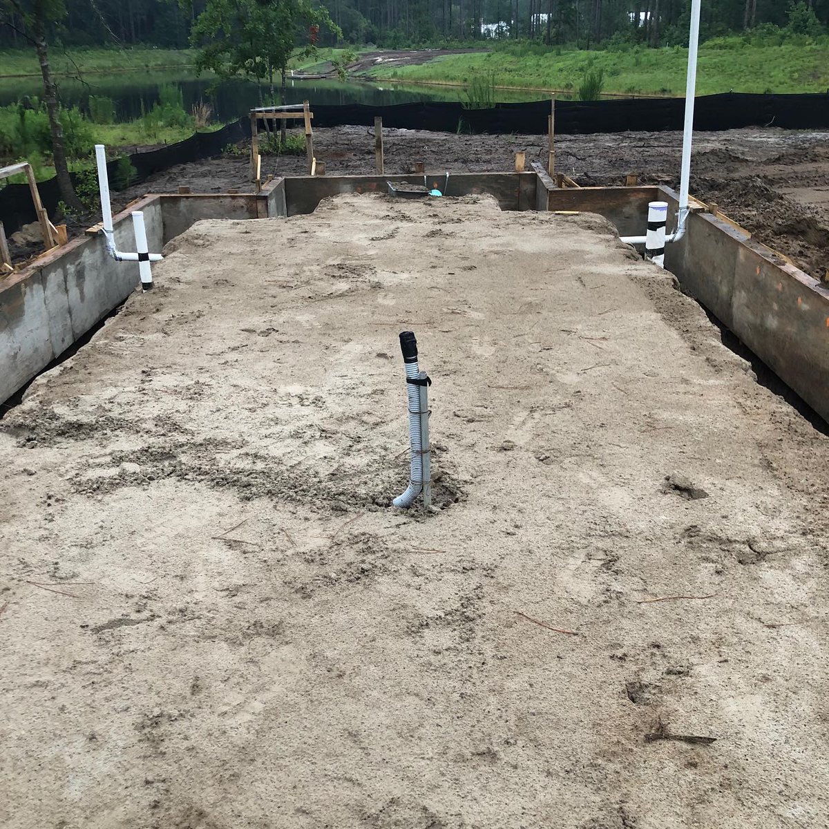 BestATLElectric's tweet photo. New project going up! We are excited to see how this custom home turns out ���🏻🏡 #palmettobluff #customhome #arcangelelectricalcontractors #southcarolina #blufftonsc @ Palmetto Bluff https://t.co/2rK76Ycghp