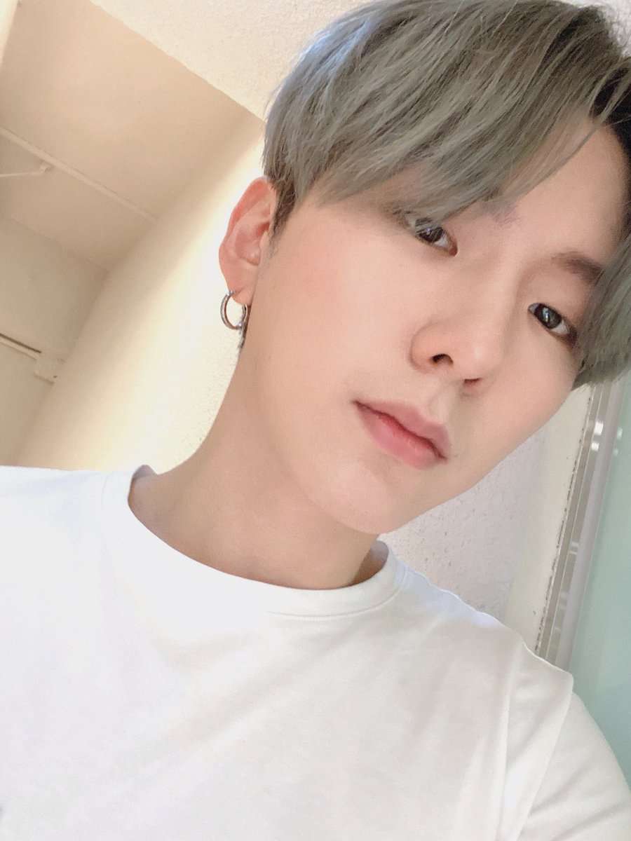OfficialMONSTAX's tweet photo. [#기현] 몬베베 여러분 오늘 하루 잘 보냈어요?! 아니면 하루를 시작하는 중인가요?? 하루중에 몬스타엑스가 꼭 있었으면 좋겠어요!! https://t.co/QaBMoG2rGX