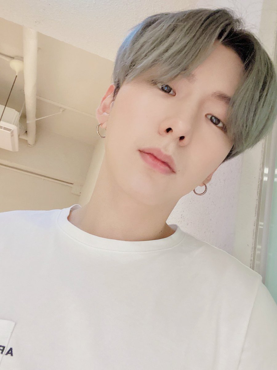 OfficialMONSTAX's tweet photo. [#기현] 몬베베 여러분 오늘 하루 잘 보냈어요?! 아니면 하루를 시작하는 중인가요?? 하루중에 몬스타엑스가 꼭 있었으면 좋겠어요!! https://t.co/QaBMoG2rGX