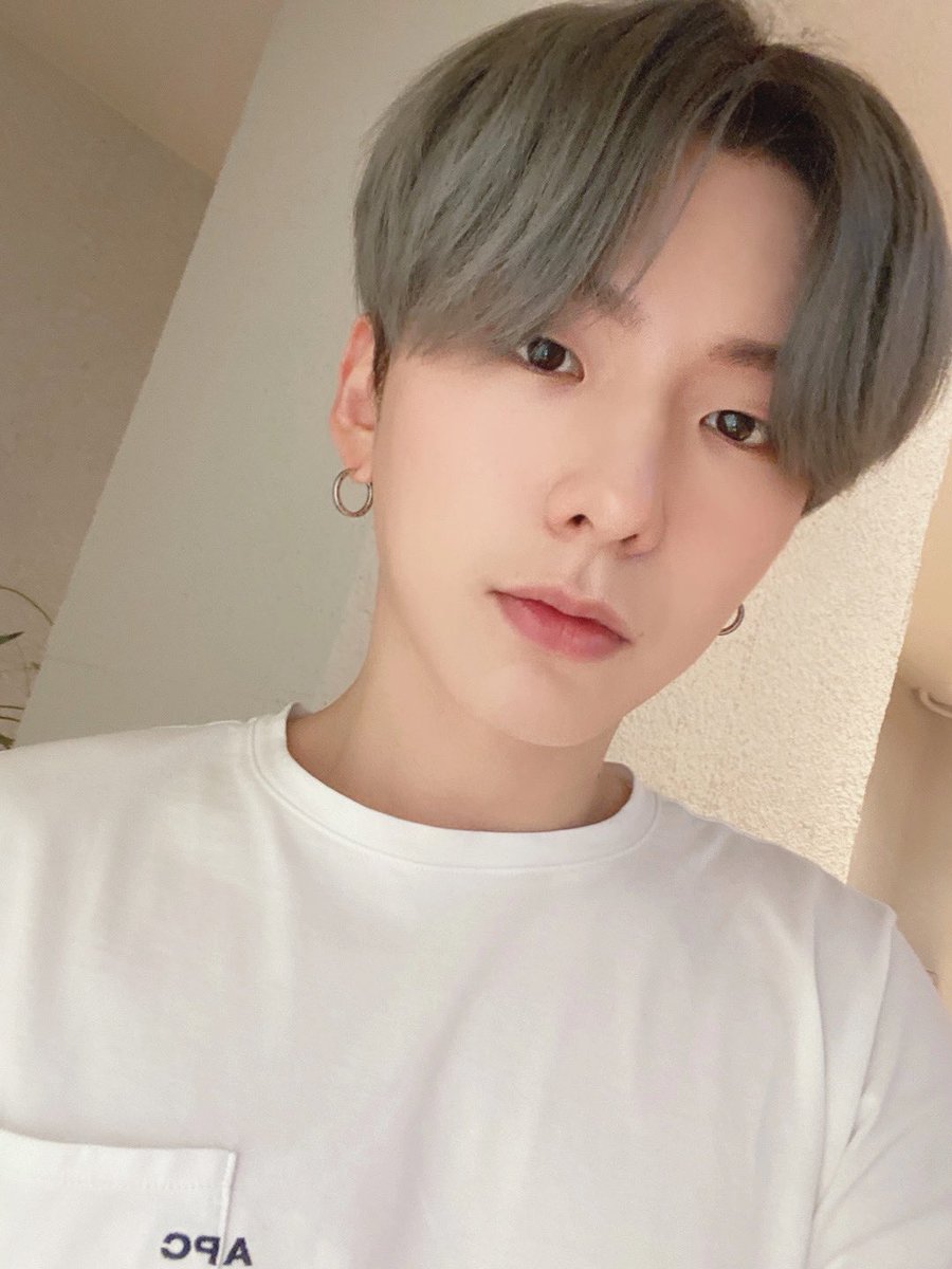 OfficialMONSTAX's tweet photo. [#기현] 몬베베 여러분 오늘 하루 잘 보냈어요?! 아니면 하루를 시작하는 중인가요?? 하루중에 몬스타엑스가 꼭 있었으면 좋겠어요!! https://t.co/QaBMoG2rGX