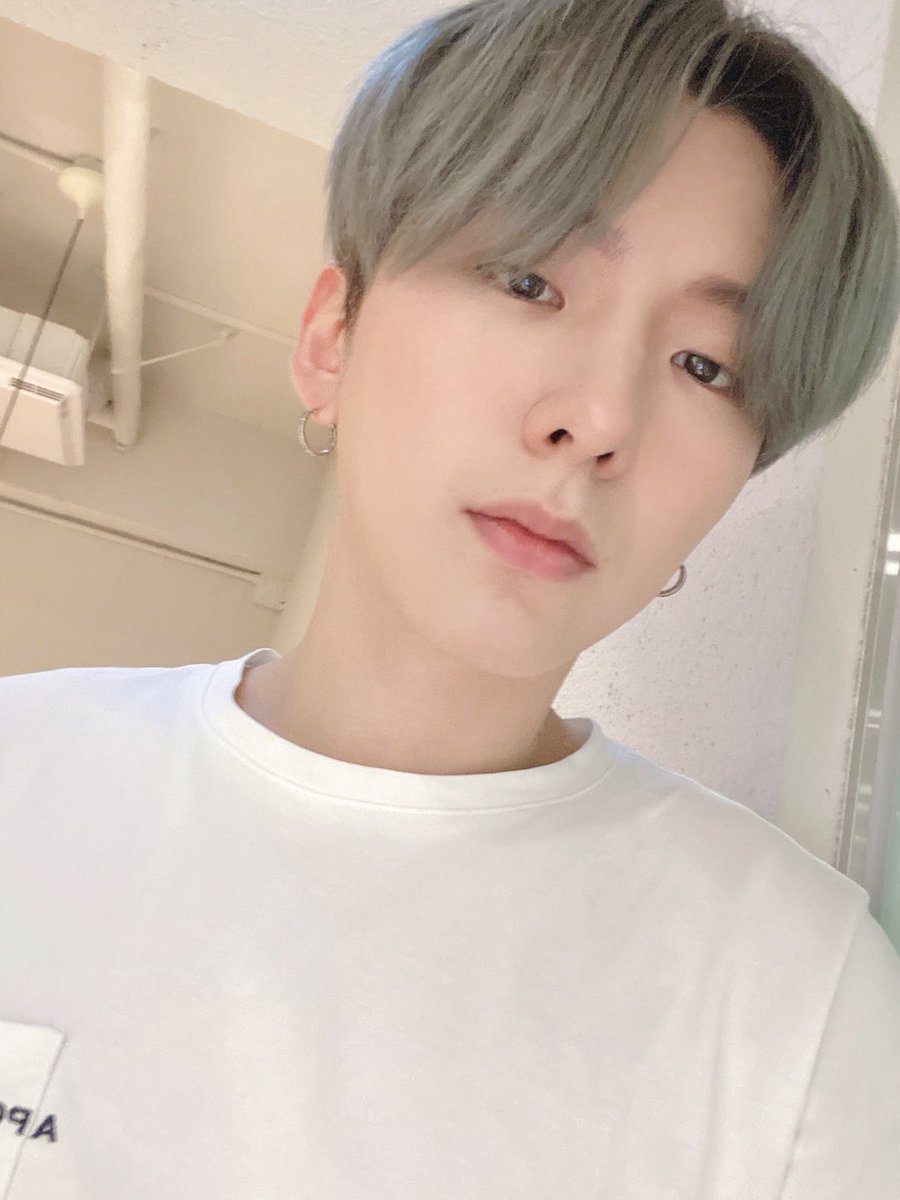 OfficialMONSTAX's tweet photo. [#기현] 몬베베 여러분 오늘 하루 잘 보냈어요?! 아니면 하루를 시작하는 중인가요?? 하루중에 몬스타엑스가 꼭 있었으면 좋겠어요!! https://t.co/QaBMoG2rGX