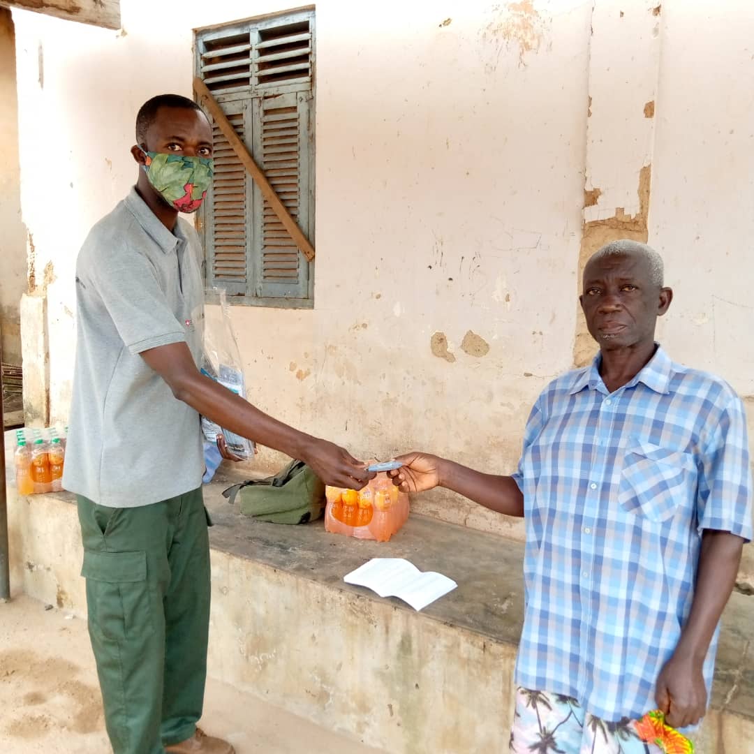 Solidaridad_wa's tweet photo. @Solidaridad_wa is distributing 36,000 face masks to 18,000 #oilpalm farmers in its project catchment areas in Ghana, under #SWAPPII as part of #COVID19 response and resilience measures.
#SWAPPII is funded by @NLinGhana and the State Secretariat for Economic Affairs (SECO). https://t.co/URNA392hTk