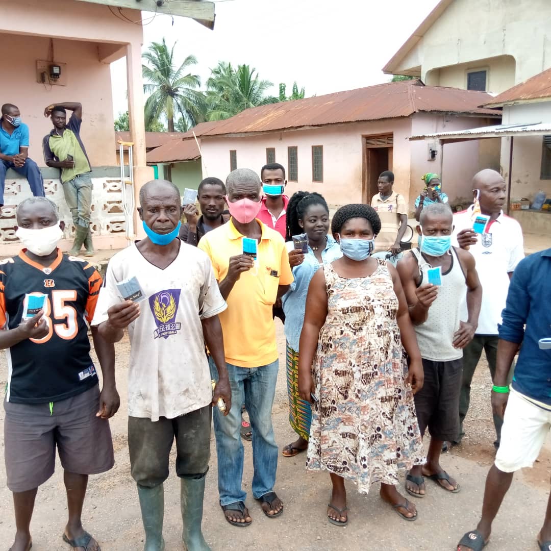 Solidaridad_wa's tweet photo. @Solidaridad_wa is distributing 36,000 face masks to 18,000 #oilpalm farmers in its project catchment areas in Ghana, under #SWAPPII as part of #COVID19 response and resilience measures.
#SWAPPII is funded by @NLinGhana and the State Secretariat for Economic Affairs (SECO). https://t.co/URNA392hTk