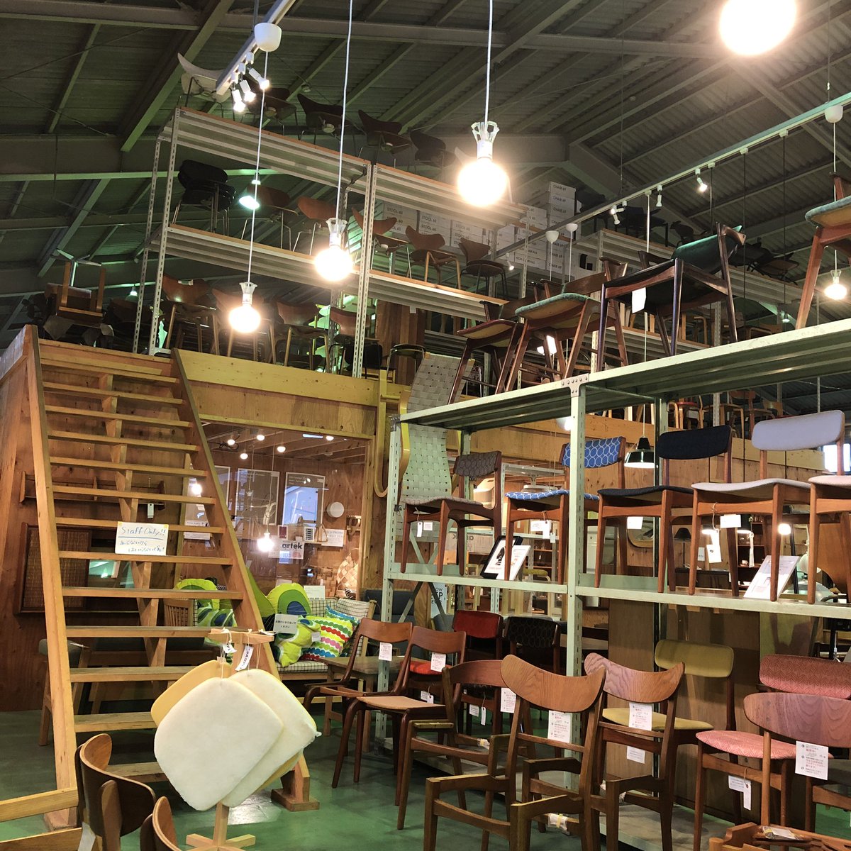 加藤マニ Ar Twitter 今日はふと平塚の北欧家具taloにお邪魔してきました たくさんの椅子 頭上はるか高いところにもいっぱい並んでいて見るだけでたのしいです