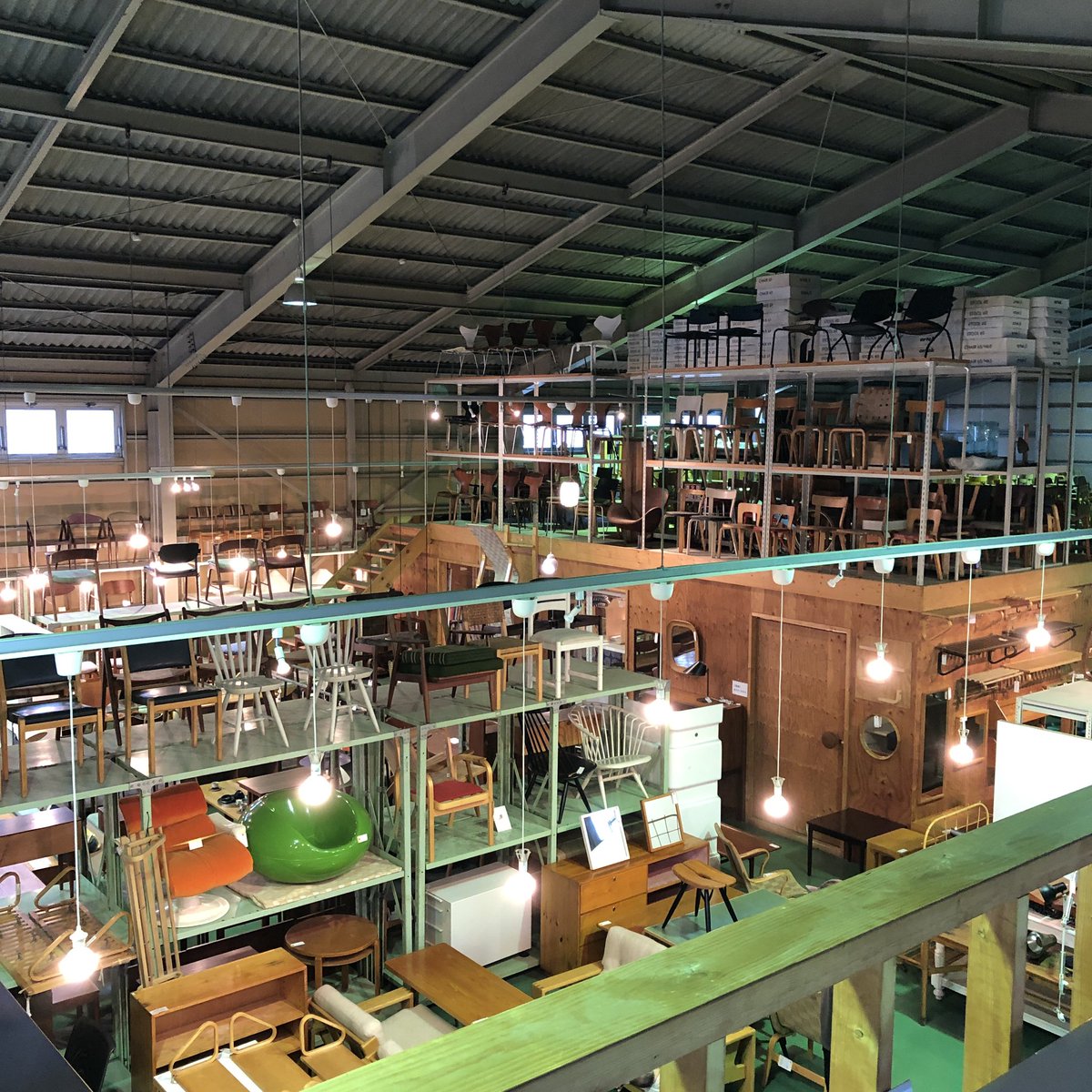 加藤マニ Ar Twitter 今日はふと平塚の北欧家具taloにお邪魔してきました たくさんの椅子 頭上はるか高いところにもいっぱい並んでいて見るだけでたのしいです