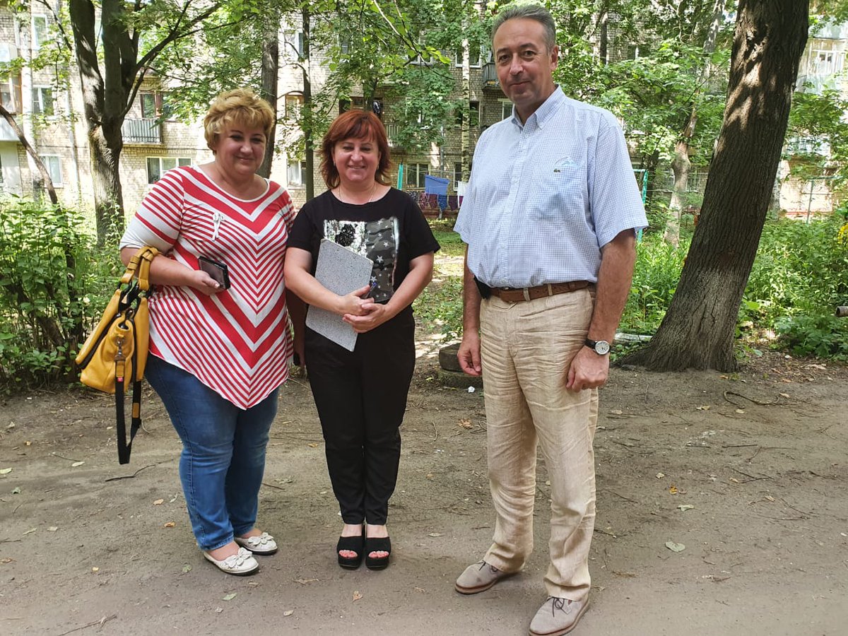 13 июля 2020 года провел рабочий выезд на округ.
Была проведена встреча с жительницей ул. Лежневской д.128 Еленой Витальевной и руководством управляющей компании "ДК2". Обсуждались вопросы благоустройства придомовых территорий, подъездных путей к домам и ремонта тротуаров.