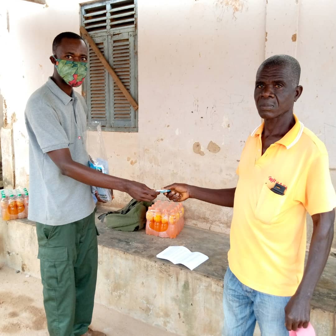 Solidaridad_wa's tweet photo. @Solidaridad_wa is distributing 36,000 face masks to 18,000 #oilpalm farmers in its project catchment areas in Ghana, under #SWAPPII as part of #COVID19 response and resilience measures.
#SWAPPII is funded by @NLinGhana and the State Secretariat for Economic Affairs (SECO). https://t.co/URNA392hTk