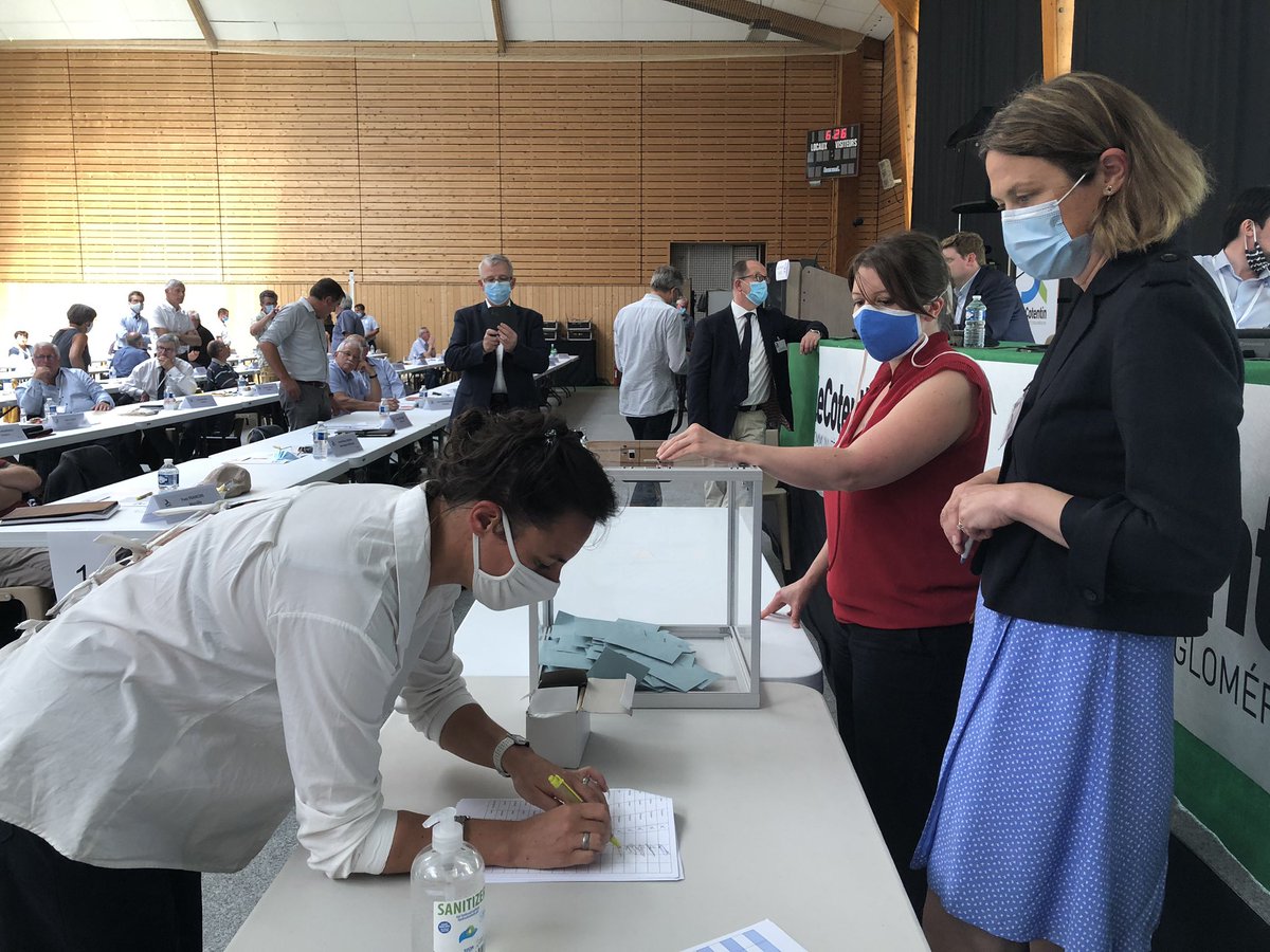 GendronMarie2's tweet photo. Anna Pic, responsable du Parti Socialiste de la Manche et maire adjointe de Cherbourg-en-Cotentin, a voté juste après son rival. Le vote à bulletin secret n’en finit pas. #cotentin @OuestFrance50 https://t.co/33RMLwCNZq