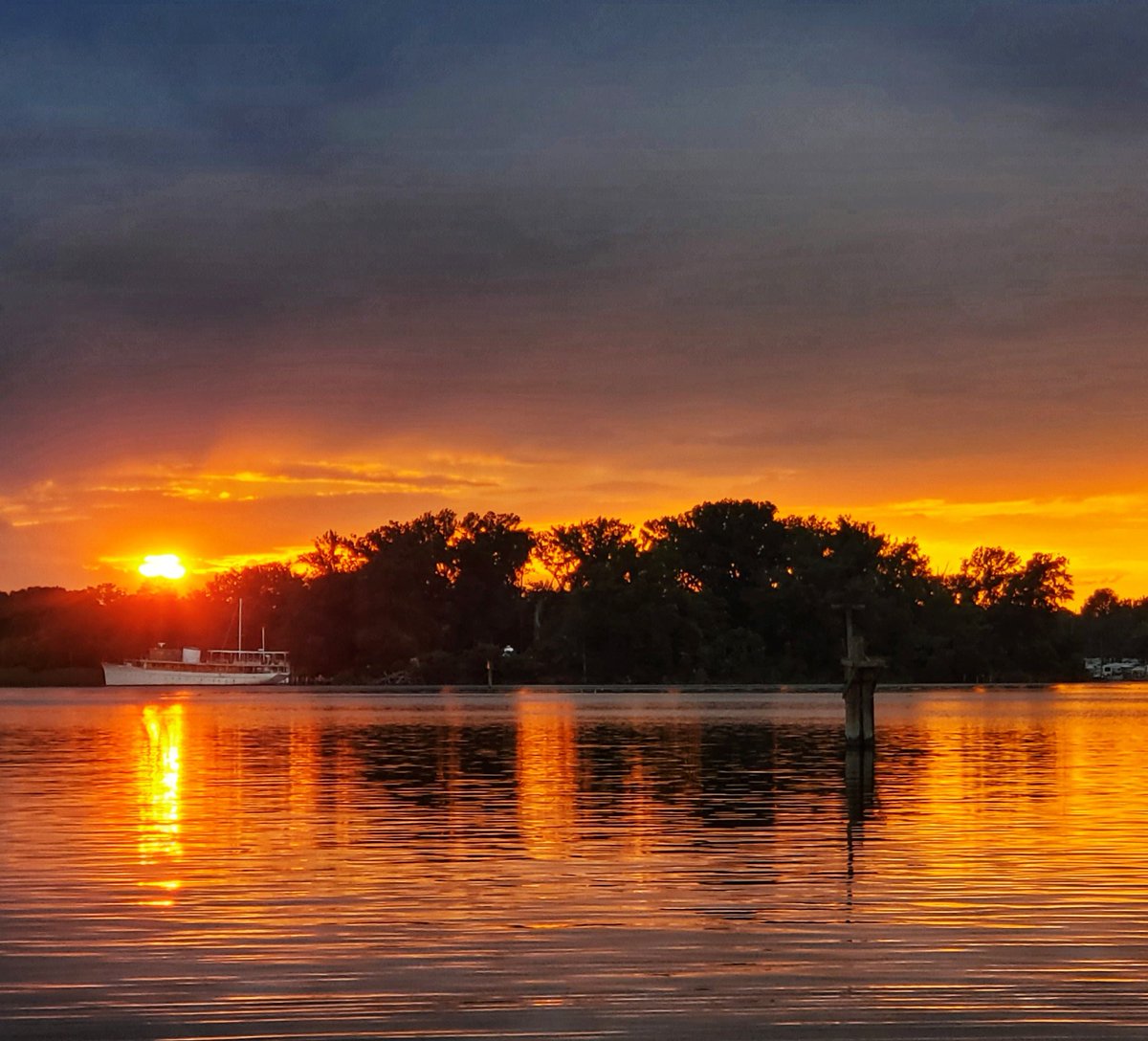 BronwenDecker's tweet photo. Sunday sunset to my Monday morning motivation... @VisitCBVA https://t.co/G62PVkSJqU