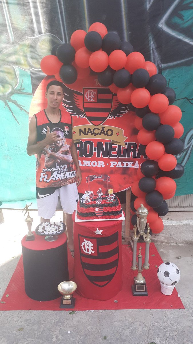 Obrigado senhor por te conseguido fazer meu aniversário ontem. Obrigado a todos meus amigos e minha família q veio curti comigo o meu aniversário amo vcs família e amigos ❤🖤