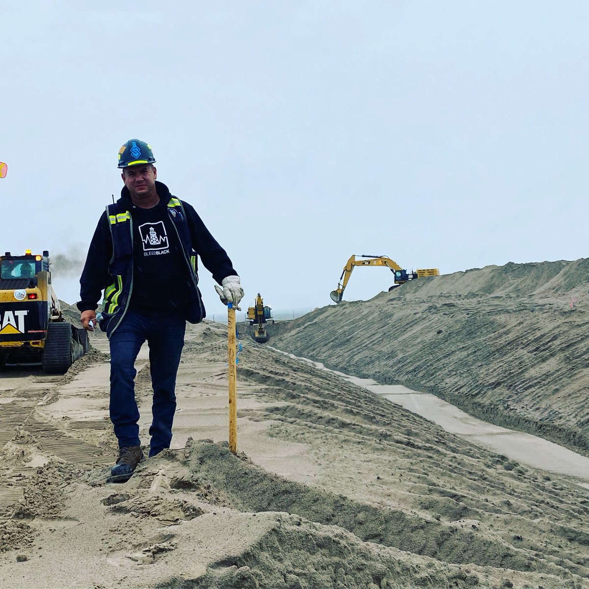 12RYZER12's tweet photo. Foremen pose dig that dirt baby !! https://t.co/72xI8qAi3z