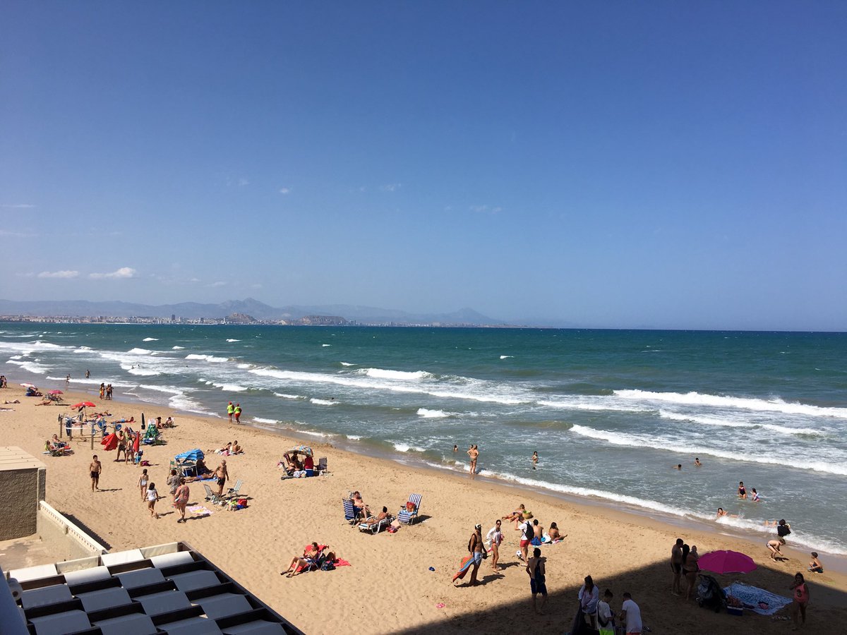alicantinismo's tweet photo. 🔵vistes des d'#ArenalsDelSol

🔵La badia i, al fons, #Alacant ♥️

                    ⚪️♥️🔵 https://t.co/ezkgJDHt0i