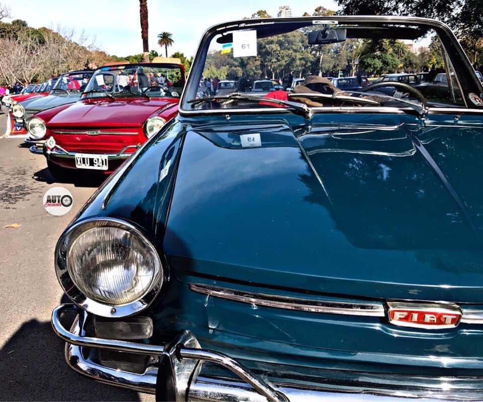 AutoEncuentro's tweet photo. Buen comienzo de semana!!
Les dejamos una foto de estas elegantes Fiat 800 Spider! https://t.co/AV5P3Chtk4