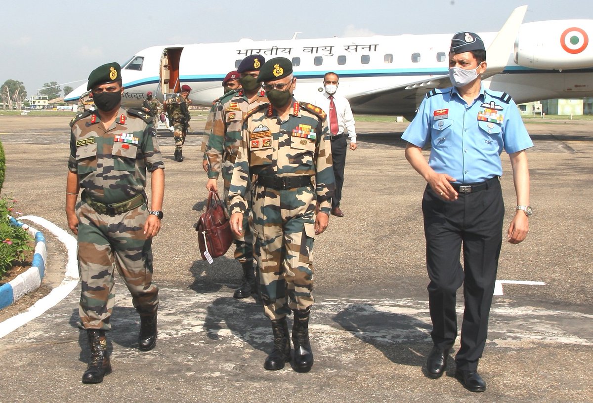 LtVipin's tweet photo. #COAS #General MM #Naravane during his forward area vis was received by Lt Gen RP Singh, Army Cdr #Western Comd, Lt Gen Upendra Dwivedi, GOC #RisingStarCorps, Maj Gen VB Nair, GOC #TigerDiv & Air Cmde AS Pathania, #AOC, #AFStnJammu
#JaiHind 🇮🇳⚔️❤️ https://t.co/ZZn0KpEjn7
