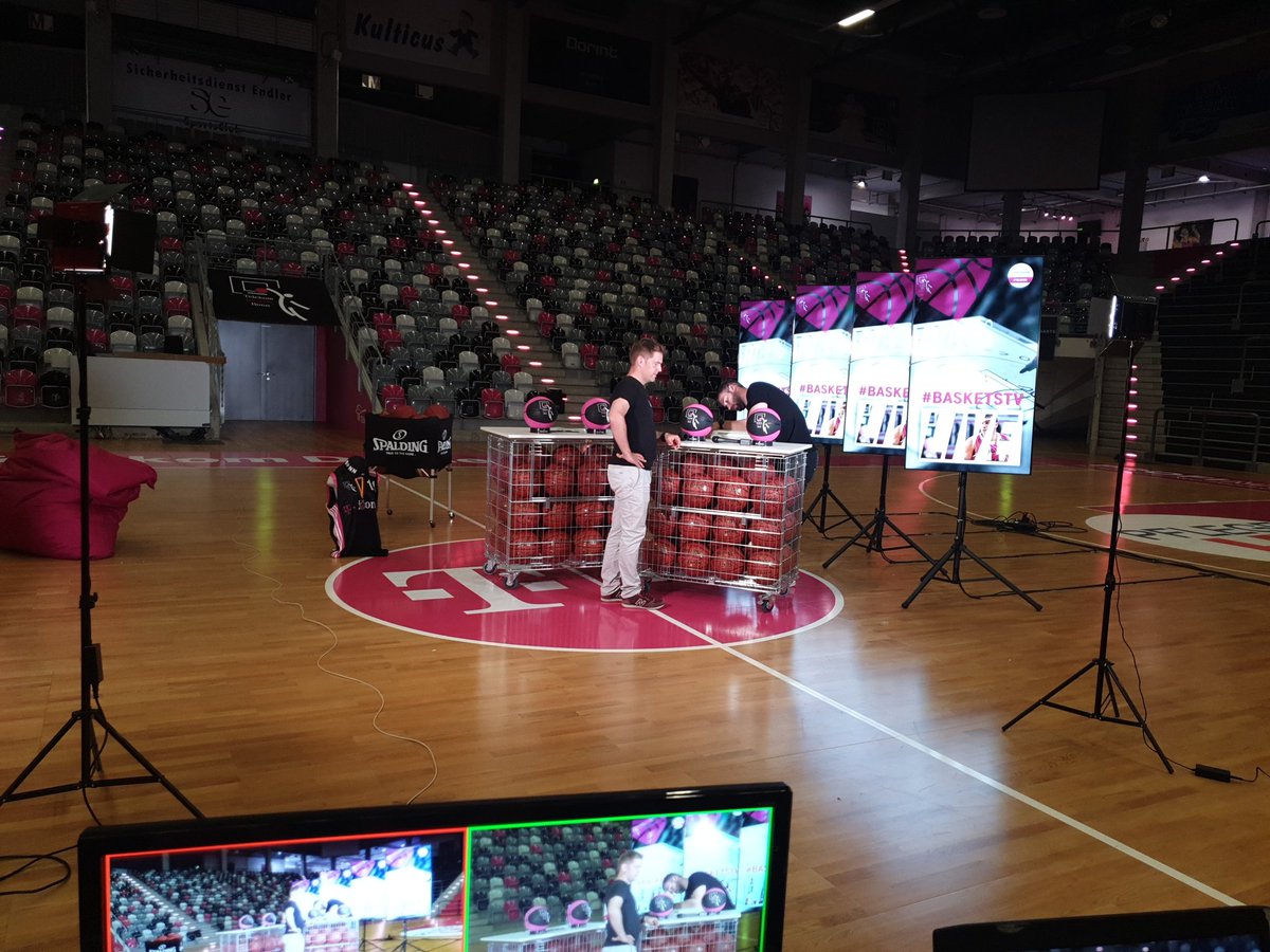 TelekomBaskets's tweet photo. Seid ihr schon bereit? Wir sind es dank des Teams von @CodeDesignAcad1! Das Studio für #HEARTBERG LIVE steht! Live ab 19 Uhr auf https://t.co/i9gzfpG6v7
#HEARTBERG #easycreditbbl #codedesigntelekom https://t.co/aGFQm8yRxy