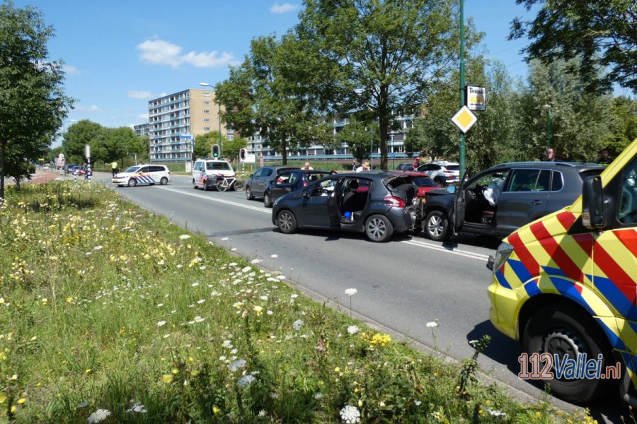 Veel schade bij kettingbotsing op de Wageningselaan in #Veenendaal. 112Vallei.
