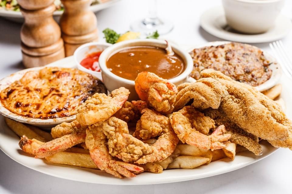 DrusillaPlace's tweet photo. The On The Bayou platter offers up a delicious tasting of the bounty Louisiana is known for! #BatonRouge #Drusilla #Seafood https://t.co/VFzbthKVhy