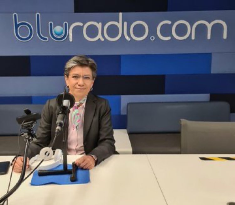 carolicek's tweet photo. Claudia López HOY poniendo en riesgo la gente de @BluRadioCo. 

Todo en ella es un desastre. Todo! https://t.co/hPdlhn2d3t