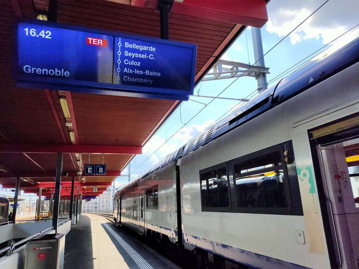 lejeunedutrain's tweet photo. De retour en France avec le #TER96646 @SNCFTERAURA a destination de Grenoble. https://t.co/newTYMHOPl