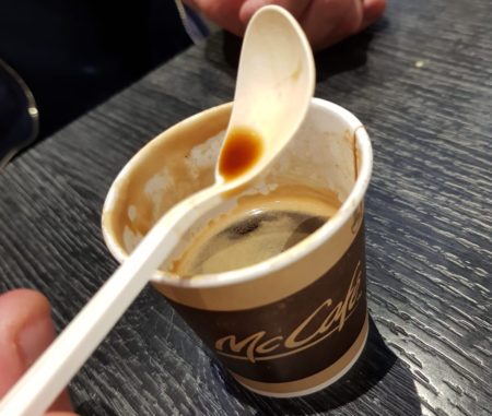 FattoAlimentare's tweet photo. Il cucchiaino del caffè al McDonald’s si scioglie: errore umano. Come usare correttamente le bioplastiche e quali sono le novità sostenibili (1° parte) #mcdonalds #bioplastica #novità #sostenibilità #ambiente #stopPlastica #plasticfree https://t.co/S5WRVMLg2F https://t.co/iWsZz2EsKa