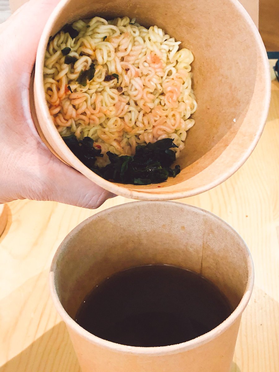 stripeboy's tweet photo. 終於吃到 #新餐肉辛辣麵 !BTW,是時候接受一下外賣包裝了。 #推特吃 #twiteat #新豬肉 #新餐肉 #omnipork #omniporkluncheon #greencommon https://t.co/228LG3ye8P