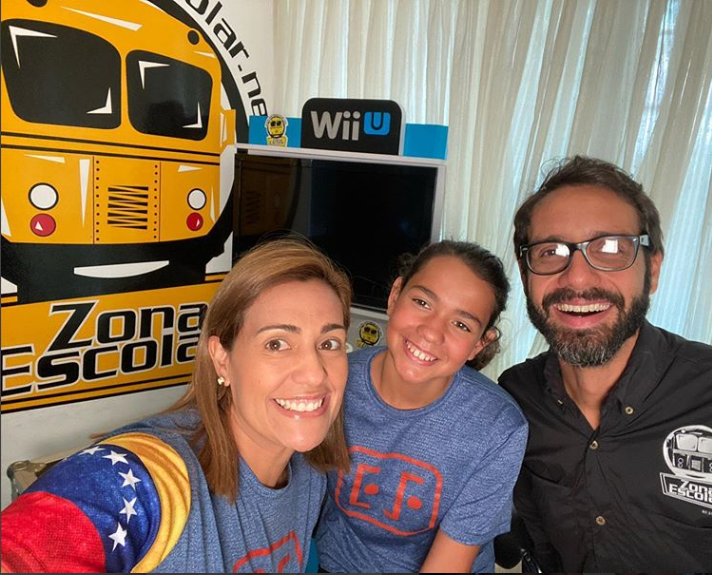zonaescolar's tweet photo. . @AlejandroconTW conversó en nuestra sección #ZEenacción con Paola, nadadora y estudiante del Cole Emil Friedman quien fue nuestra locutora invitada #LocutorInvitado y nos contó acerca de sus entrenamientos en cuarentena. +INFO: https://t.co/66SqOcrGUa #Yeah #Venezuela https://t.co/3nVEl83txR