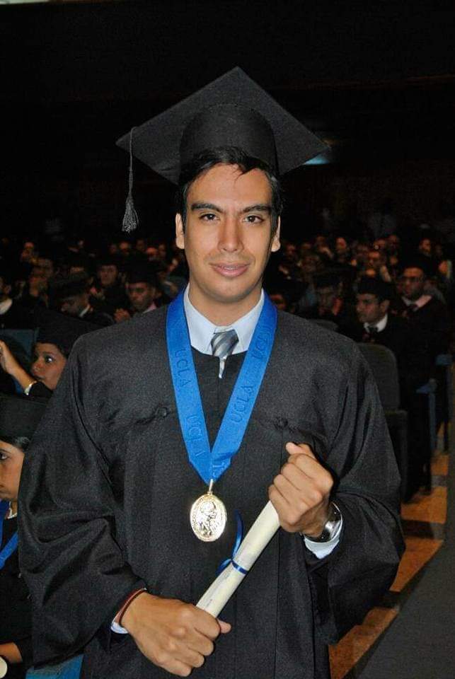 Lux_Lamperouge's tweet photo. Estoy cumpliendo exactamente 3 añitos de haber cumplido esta meta, aunque siento que no expreso ningún tipo de emoción en esa foto, pero créanme, estaba super nostálgico #IngInformatica #UCLA #Promo55 https://t.co/DtnecnlRJl