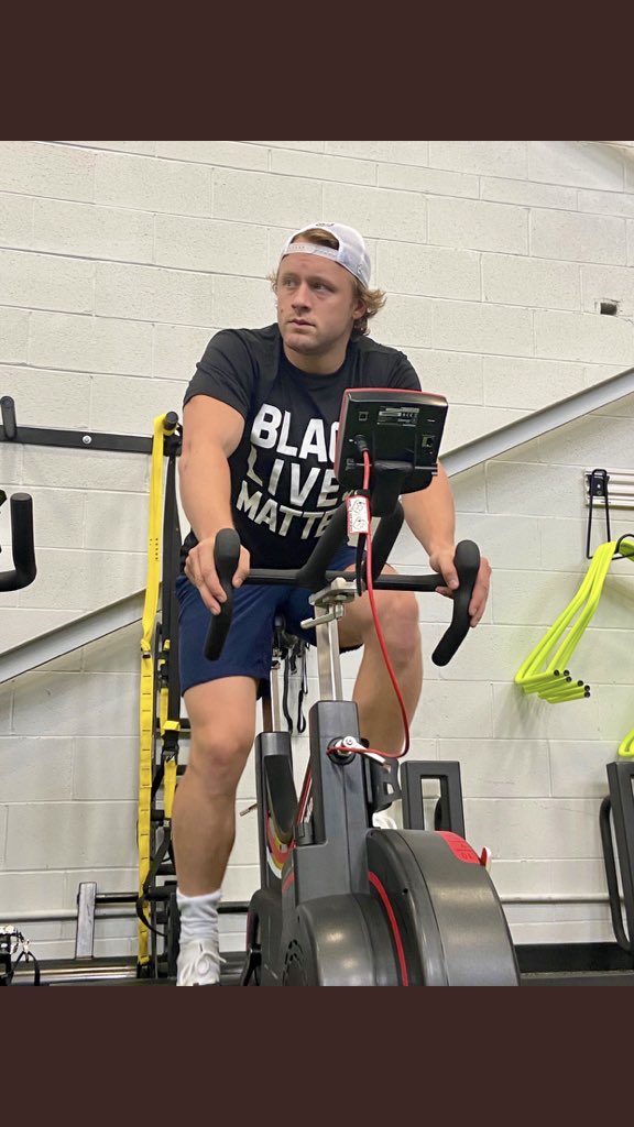 ItsLugtsy's tweet photo. I had no idea Johnny Bravo was playing for the #Leafs MY GUY IS YOKED https://t.co/nzZgiELmgA