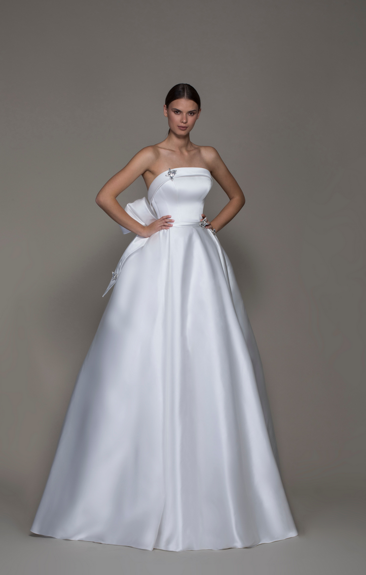 pninatornai's tweet photo. A classic ball gown is always a good idea π
#Style4816
Photo: Alexander Lipkin
Makeup: Ortal Elimeleh
Hair: Benjamin Ruimi https://t.co/0AGmOLa6Zp