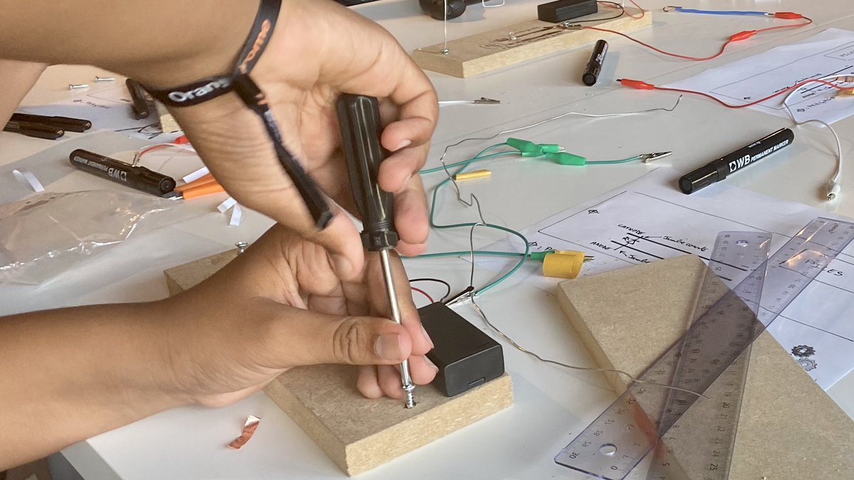 OrangePACA's tweet photo. Au programme de l’OV School cet après midi : travaux pratiques 😉📐✂️

Apprendre, certes, mais en expérimentant et en s’amusant qui plus est dans un lieu mythique : @orangevelodrome 🥰 https://t.co/7gMoAwC8Bb