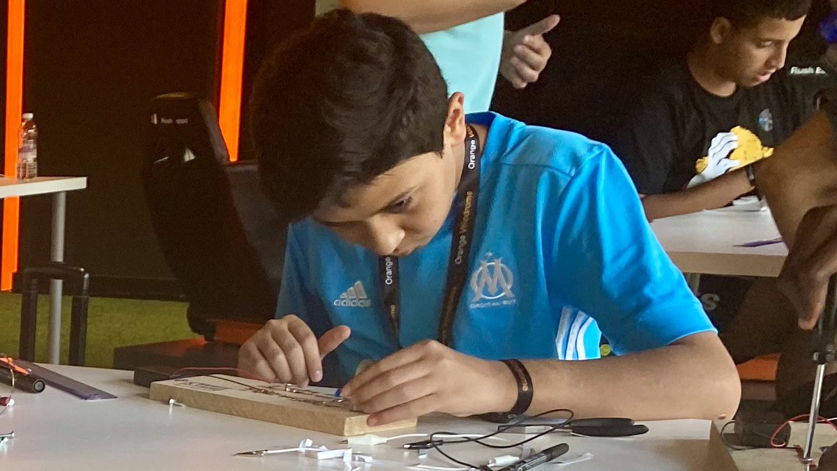 OrangePACA's tweet photo. Au programme de l’OV School cet après midi : travaux pratiques 😉📐✂️

Apprendre, certes, mais en expérimentant et en s’amusant qui plus est dans un lieu mythique : @orangevelodrome 🥰 https://t.co/7gMoAwC8Bb