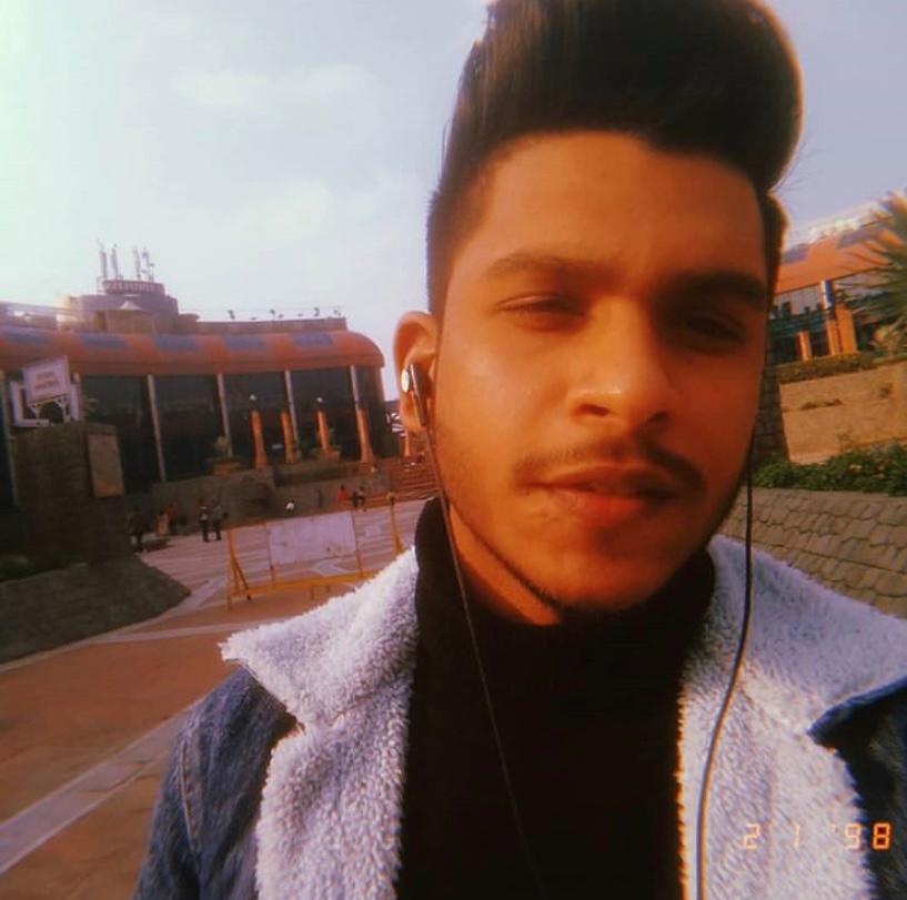MohiniDudeja's tweet photo. Unbelievable and Shocking ...Let us join our hands to find our little brother🙏🏻🙏🏻🙏🏻🙏🏻
##FindVarunGhai  | #NotMinorButMissing #HelpUs 
@GautamGambhir 
@DelhiPolice
@ArvindKejriwal
@bjpshahdra
@RamNiwasGoelAap https://t.co/LhdgtW0aAA