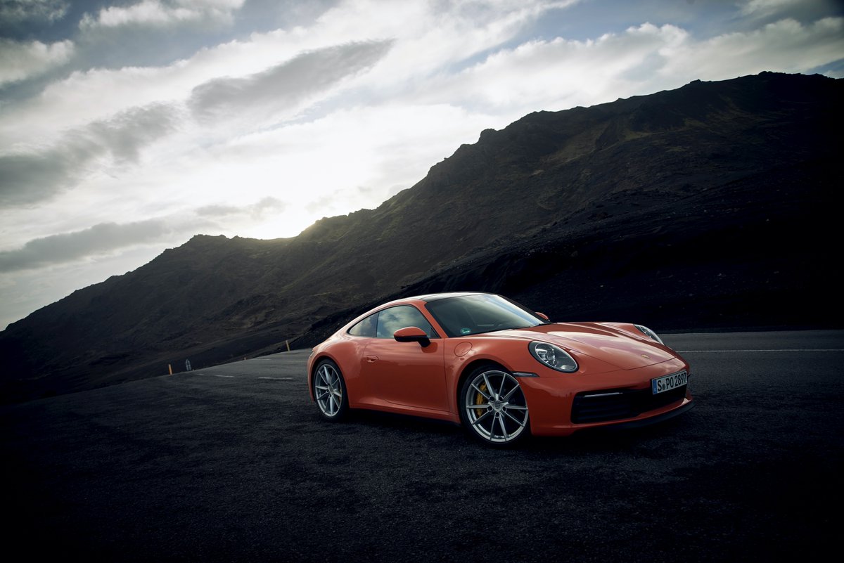 Porsche_France's tweet image. Quoi de mieux qu'une #Porsche #911Carrera4S Orange Fusion pour découvrir les terres volcaniques islandaises ? #PorscheExperience